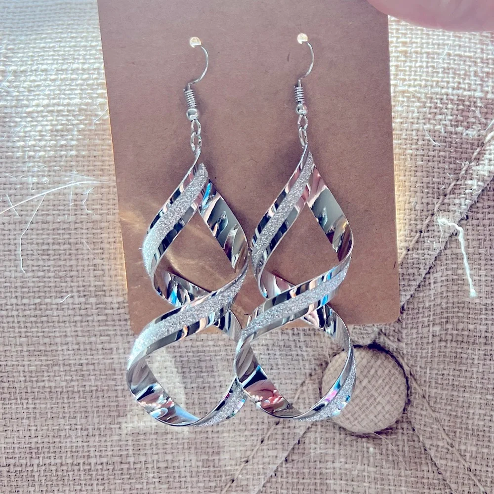 💎 Silver Drop Dangle Earrings - Picture 4 of 6